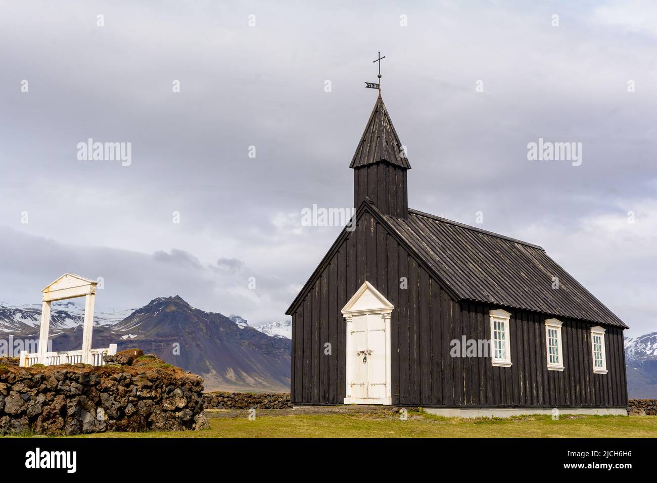Iglesia de madera negra en Islandia. Foto de stock
