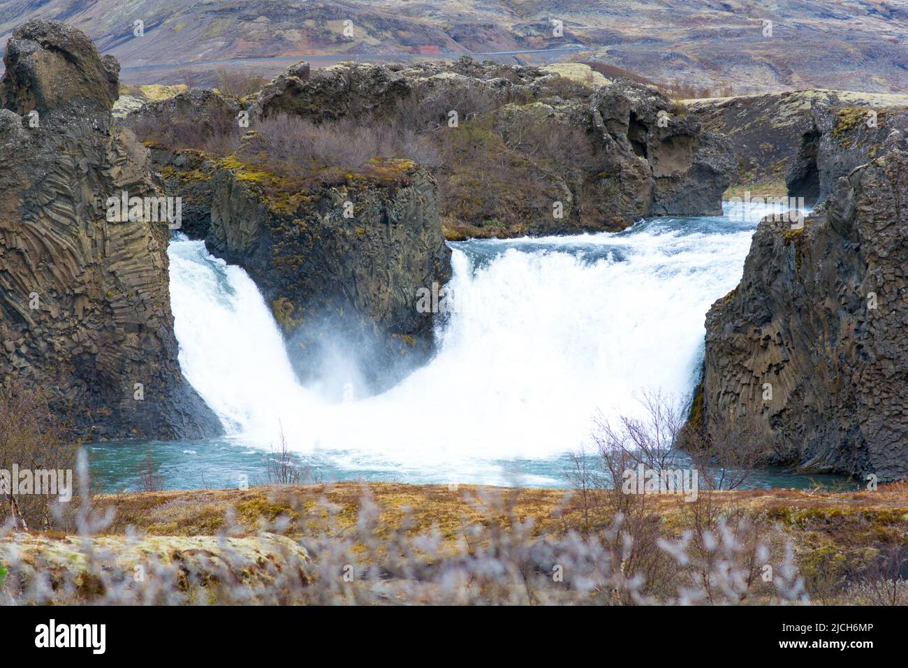 Seljalandsfoss se encuentra en la región sur de Islandia Foto de stock