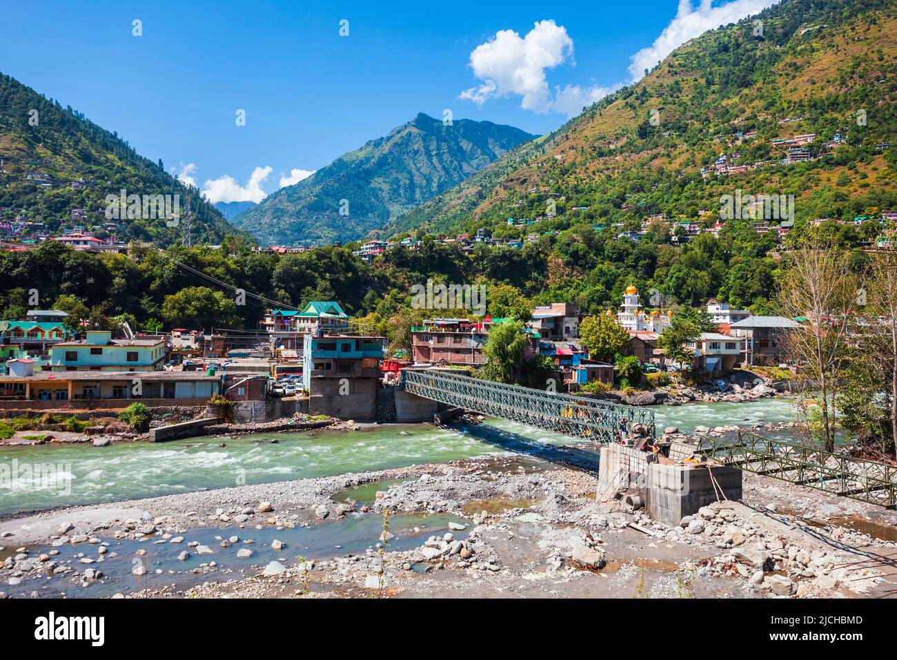 Río Beas cerca del paisaje aéreo de la ciudad de Kullu, valle de Kullu en el estado de Himachal Pradesh en la India Foto de stock