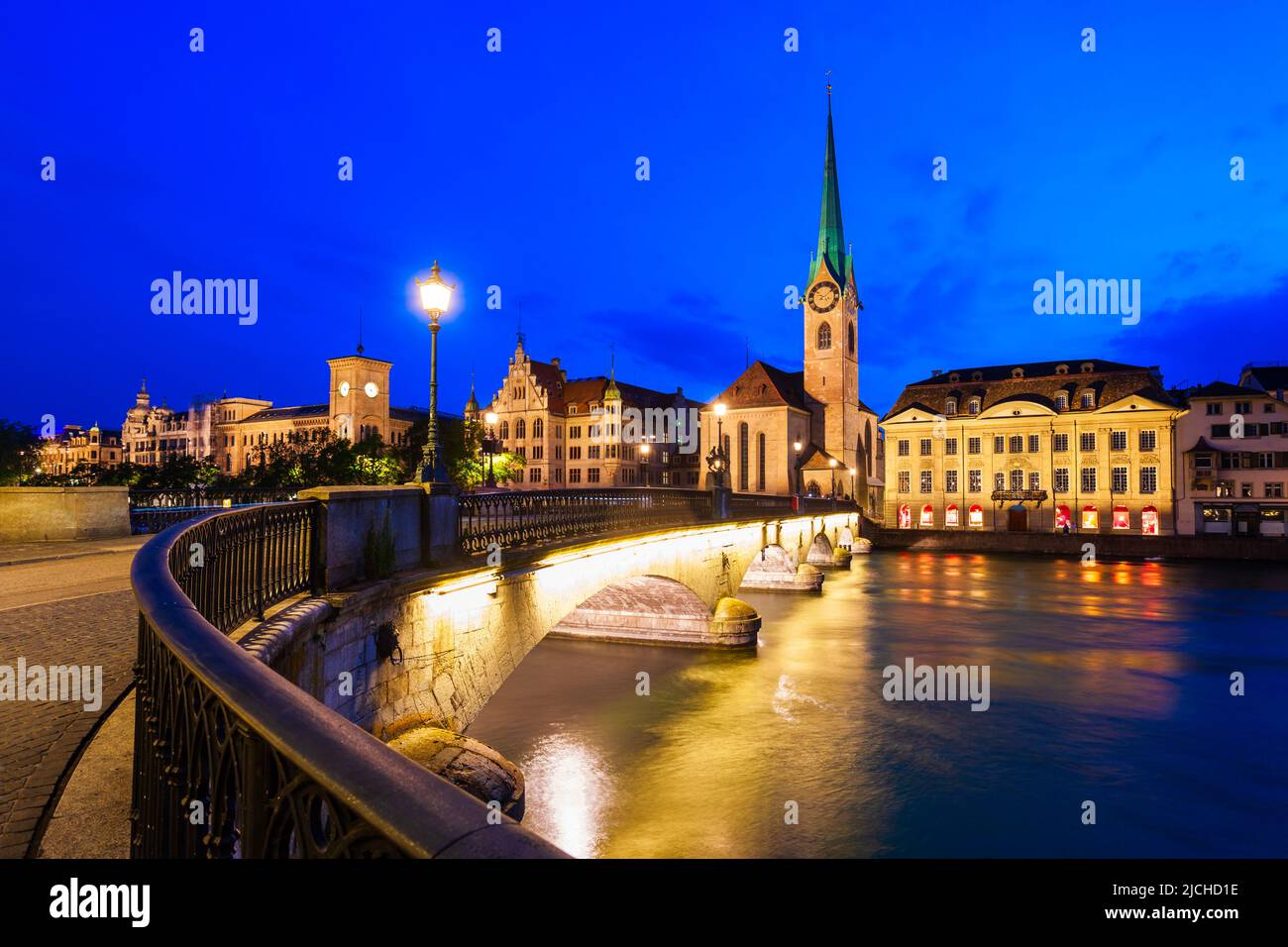 Fraumunster Iglesia y Munsterbrucke puente a través del río Limmat en el centro de la ciudad de Zurich en Suiza Foto de stock