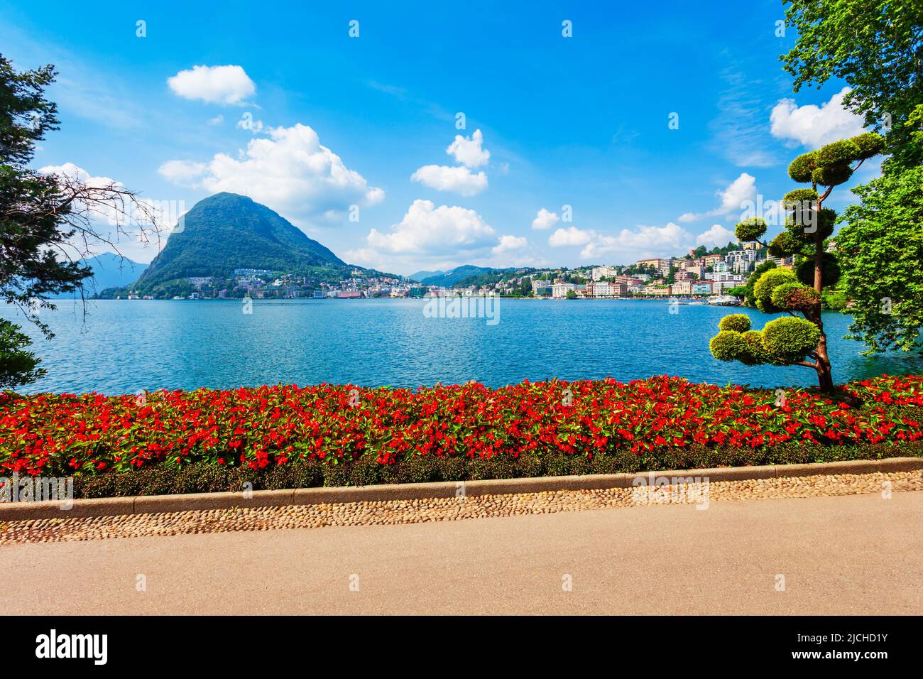 Parco Ciani es un parque público en la ciudad de Lugano, en el cantón del Tesino, Suiza Foto de stock