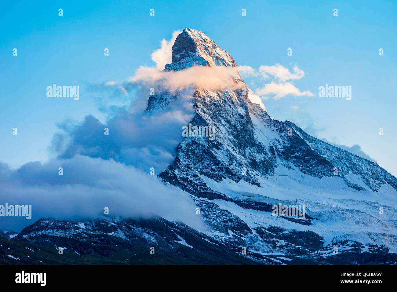 Matterhorn cordillera de los Alpes, situado entre Suiza e Italia al atardecer Foto de stock