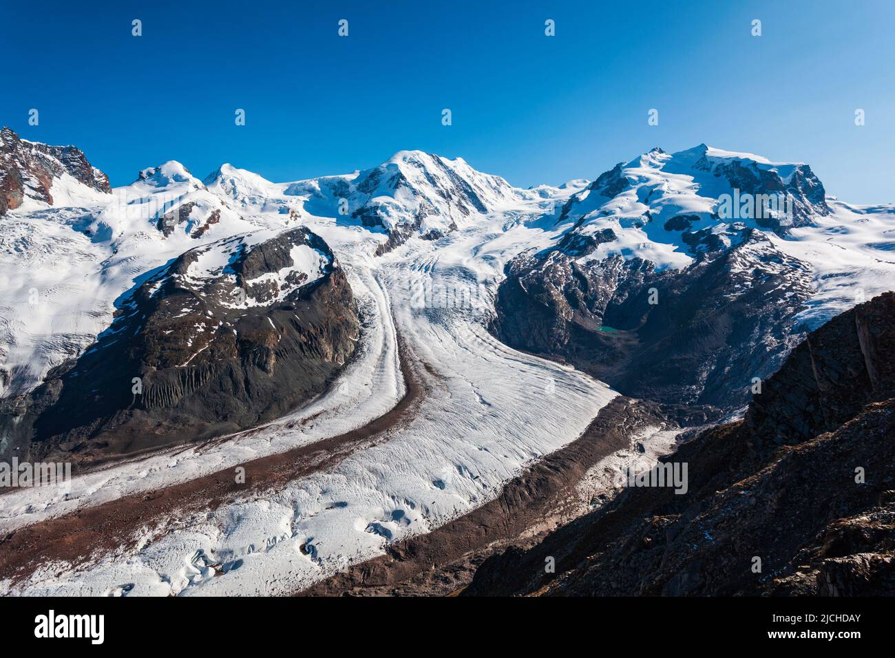 Monte Rosa macizo montañoso y Glaciar Gorner vista panorámica desde el mirador de Gornergrat cerca de la ciudad de Zermatt, Suiza Foto de stock