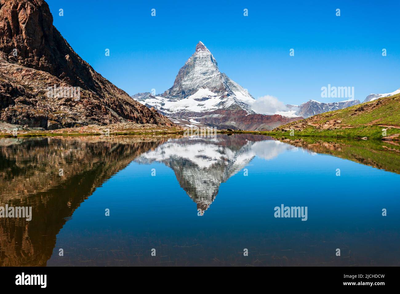 Lago Riffelsee y montaña Matterhorn en los Alpes, situado entre Suiza e Italia Foto de stock