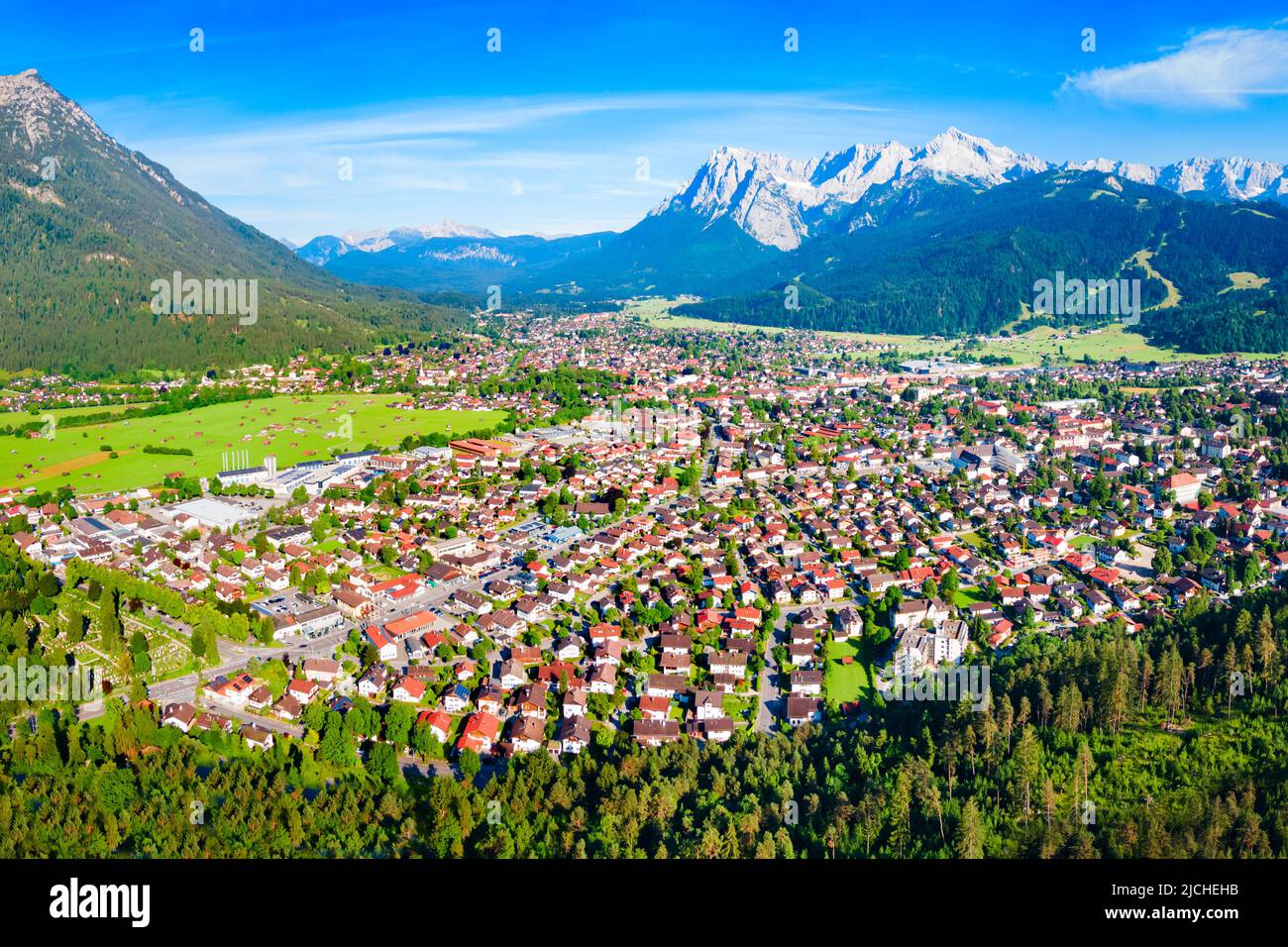 Vista panorámica aérea de la montaña Garmisch-partenkirchen y Zugspitze. Garmisch Partenkirchen es una ciudad alpina de esquí en Baviera, al sur de Alemania. Foto de stock
