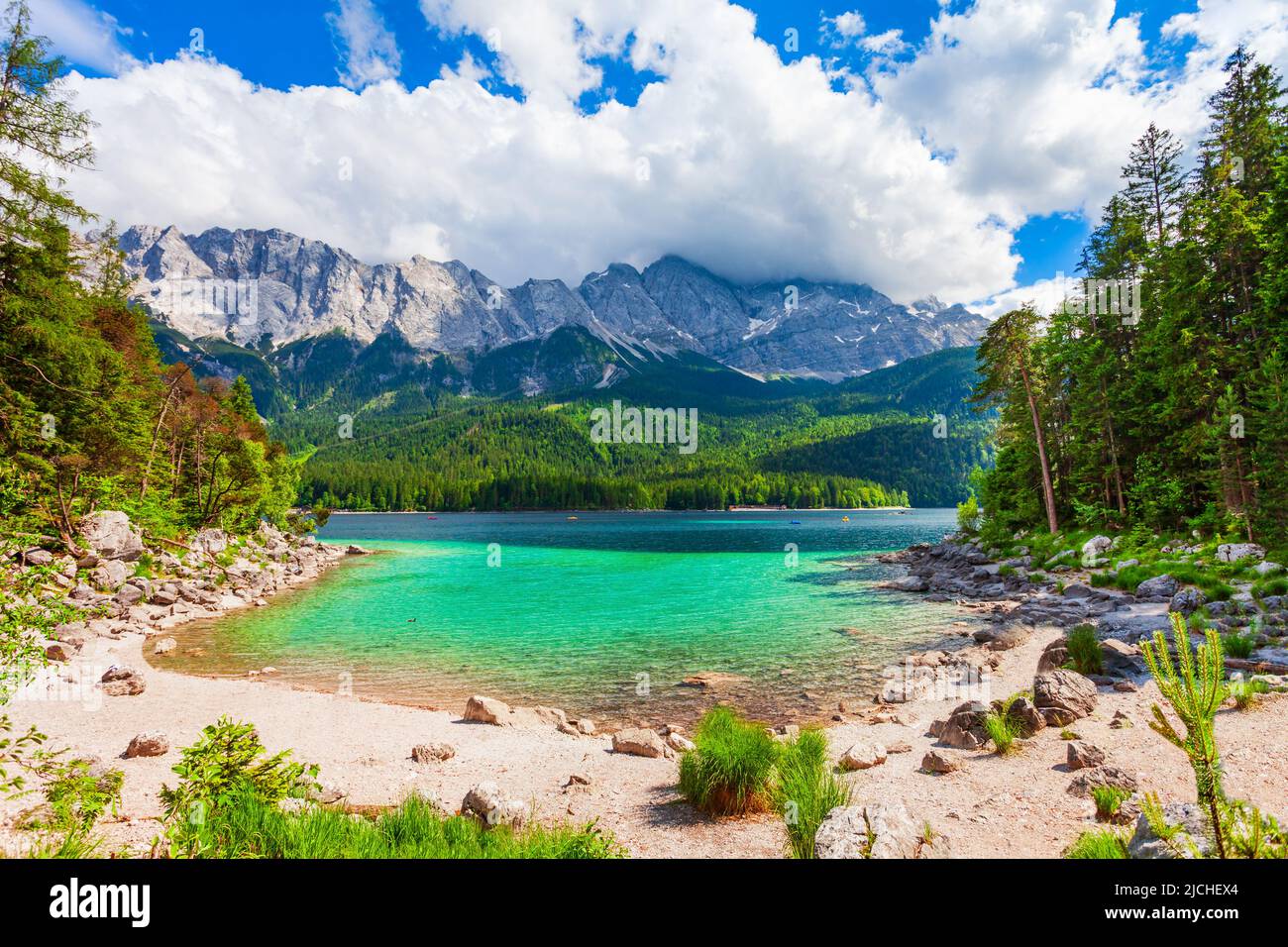 Lago Eibsee cerca de la ciudad de Garmisch-Partenkirchen en Baviera, Alemania Foto de stock