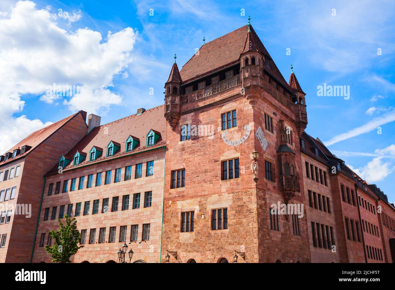 El Nassauer Haus es una torre medieval situada en el casco antiguo de Núremberg. Nuremberg es la segunda ciudad más grande del estado de Baviera en Alemania. Foto de stock