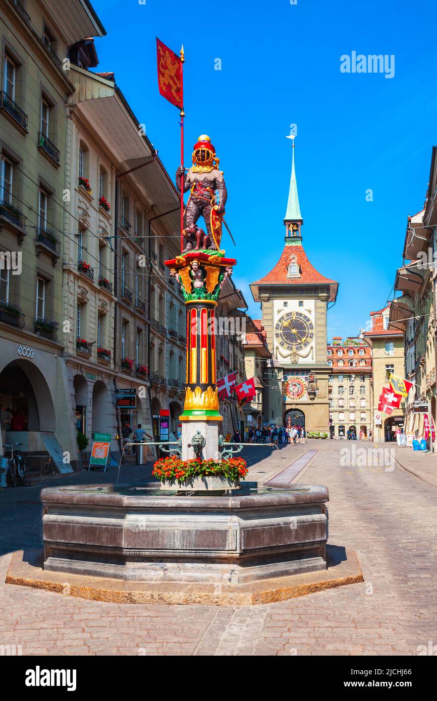 BERNA, SUIZA - 13 DE JULIO de 2019: Zytglogge es una torre medieval de reloj y estatua de oso en la ciudad de Berna en Suiza Foto de stock