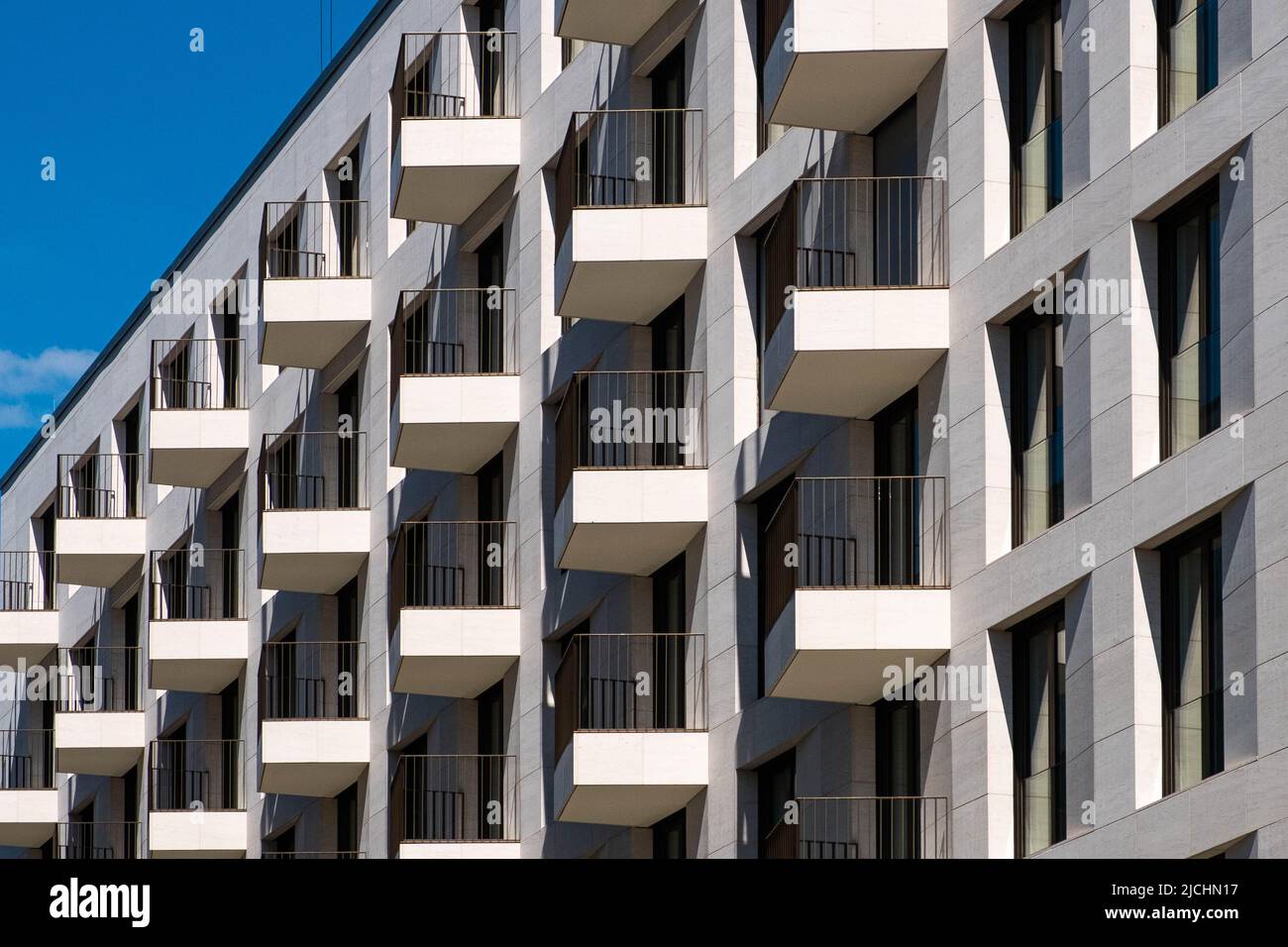 balcones en la fachada del edificio de apartamentos, inmuebles residenciales Foto de stock