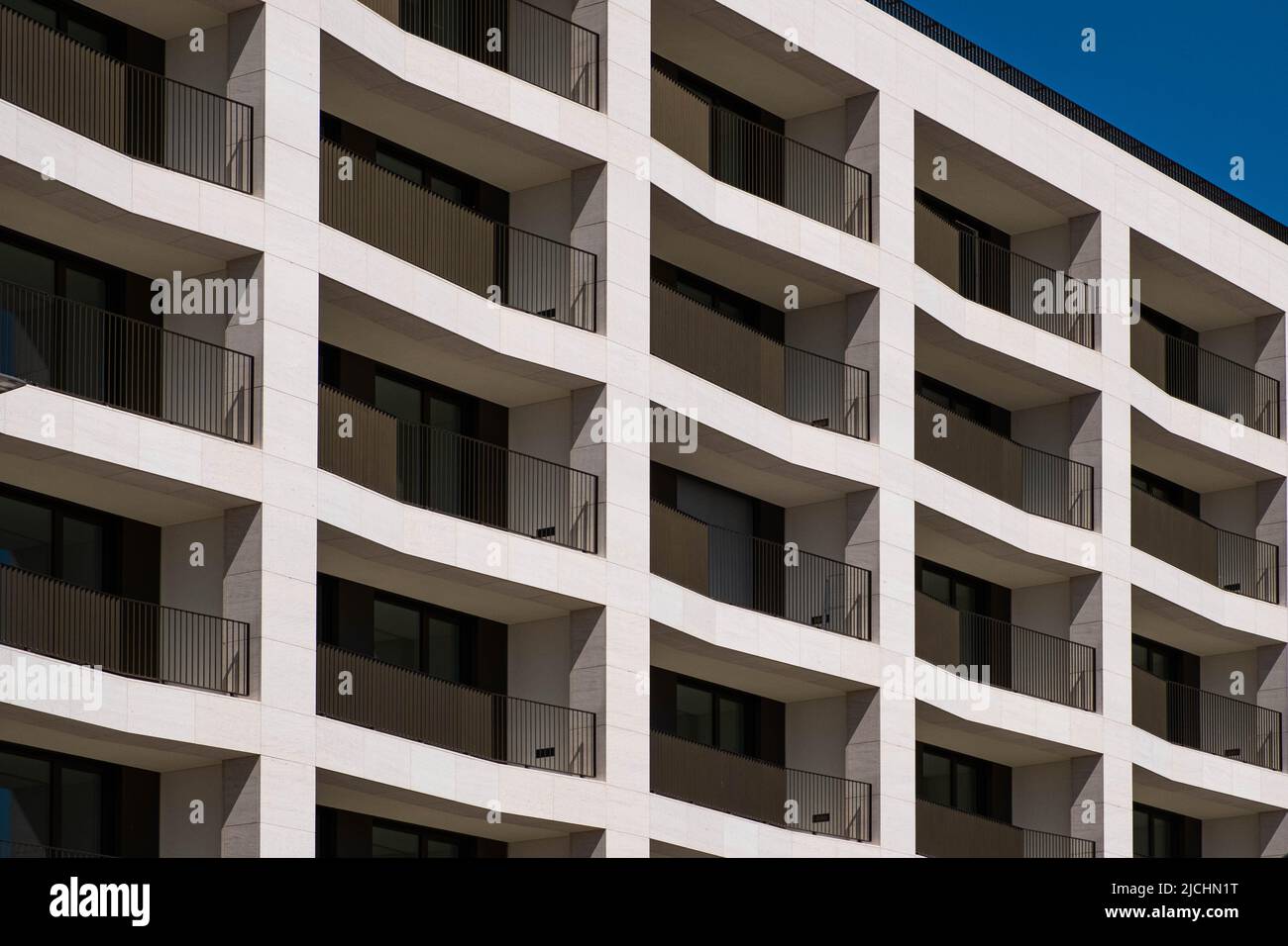 moderno inmueble residencial, fachada de edificio de apartamentos Foto de stock