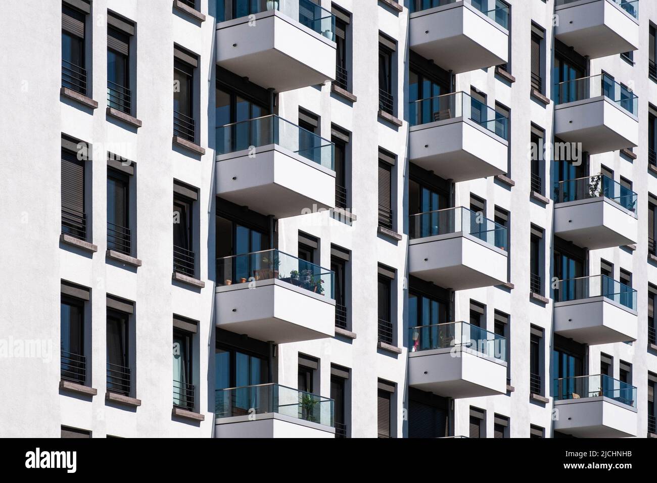fachada moderna de edificio de apartamentos, inmobiliaria residencial Foto de stock