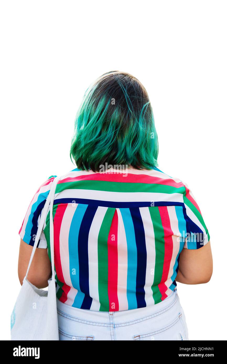 Vista trasera de una mujer con sobrepeso que lleva una camisa de rayas de colores y luce un estilo de pelo corto negro y verde. Foto de stock