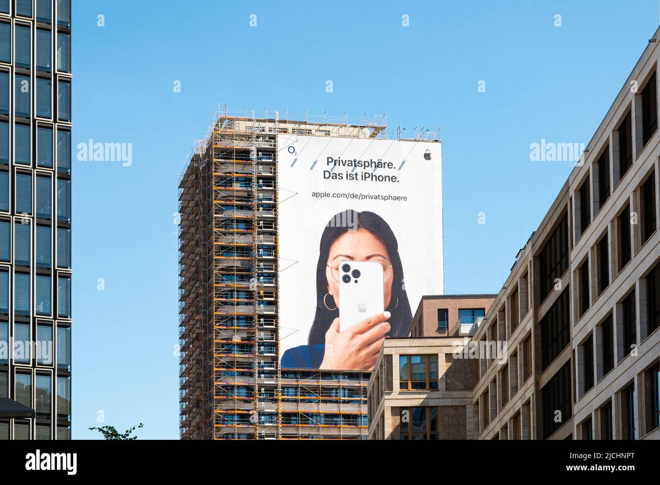 Berlín, Alemania -Junio, 2022: Apple iPhone anuncio en cartelera en la fachada del edificio Foto de stock