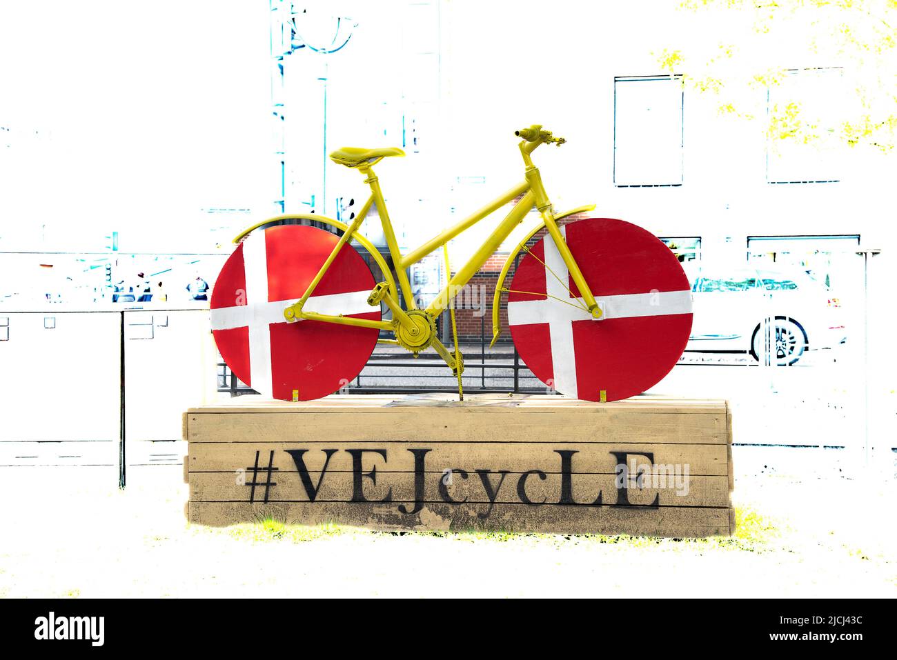 bicicleta con ruedas rojas y blancas marcando la competición Tour de France en Vejle, Dinamarca, 13 de junio de 2022 Foto de stock