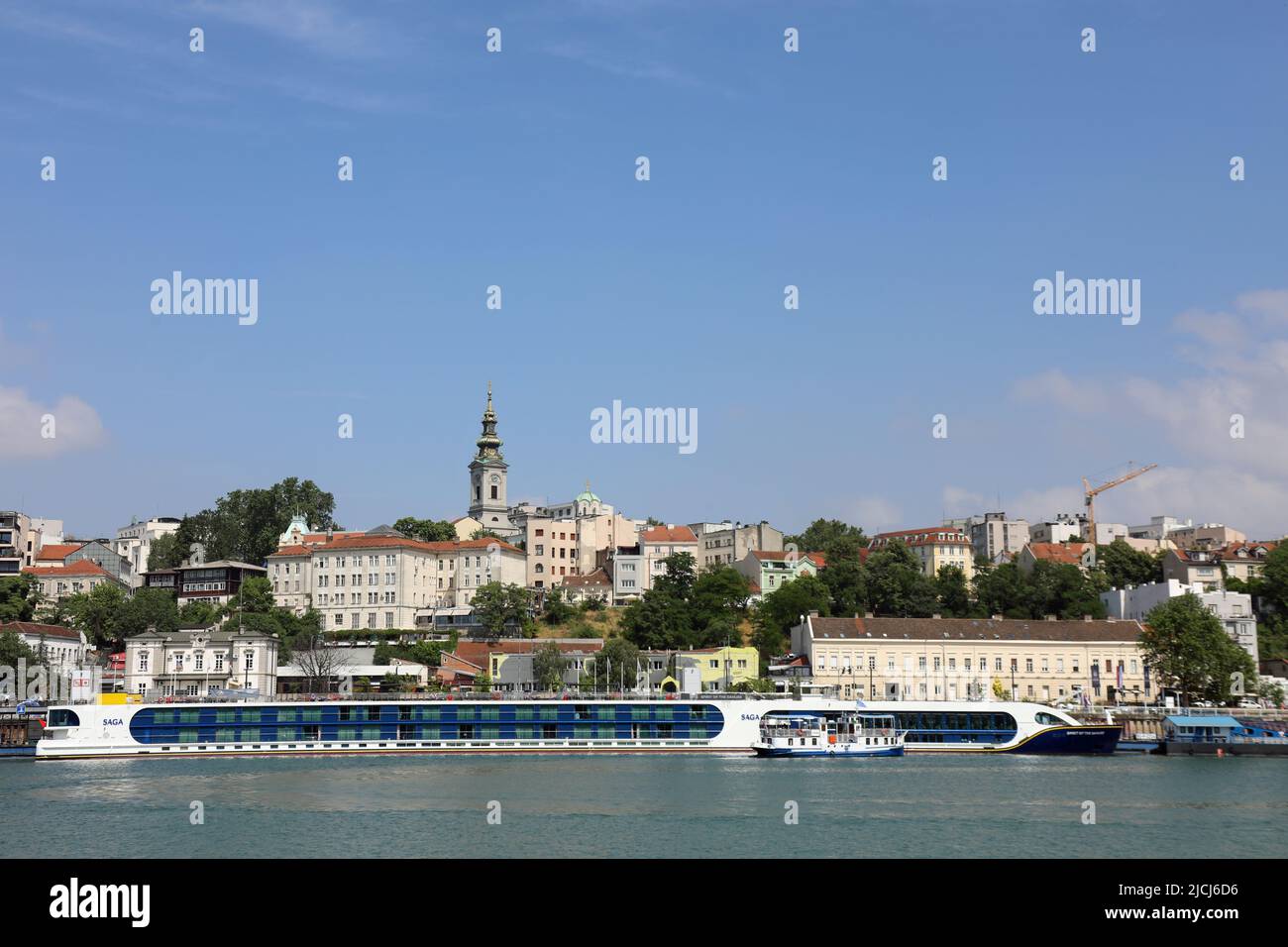 Barco crucero por el río Saga atracado en Belgrado Foto de stock
