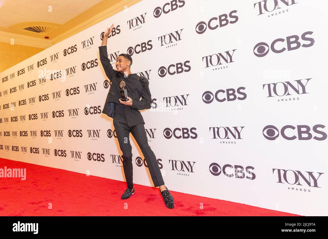 12 de junio de 2022, Nueva York, Nueva York, Estados Unidos: Myles Frost  poses en la sala de prensa después de ganar la mejor actuación de un actor  en un papel principal