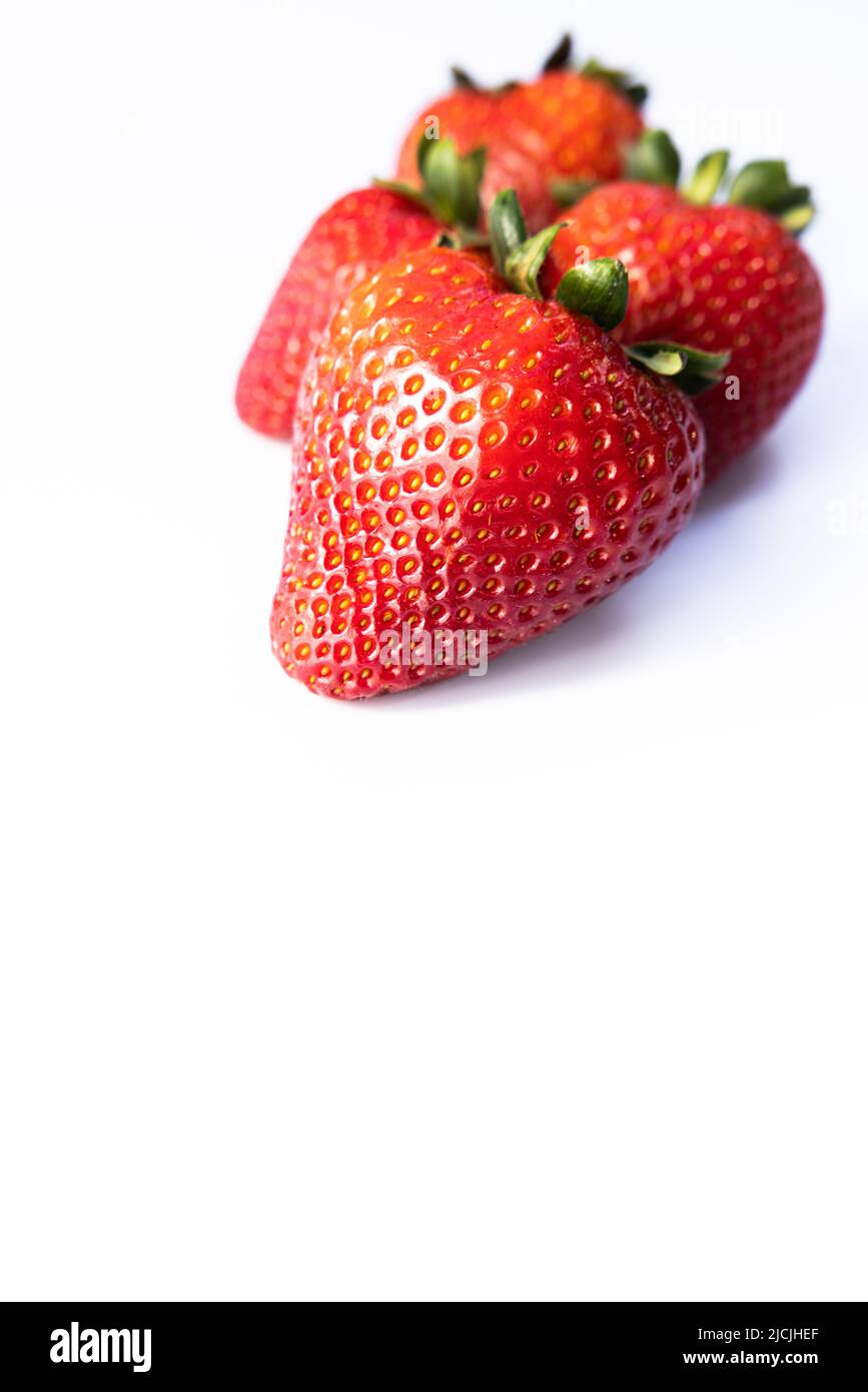 Manojo de deliciosas fresas rojas aisladas sobre un fondo blanco Foto de stock