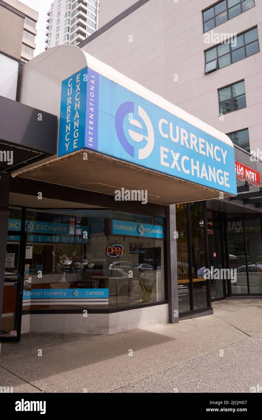 Cabina de cambio de moneda internacional en la calle Robson en el centro de Vancouver, BC, Canadá Foto de stock