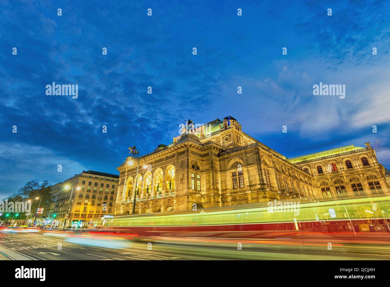 Viena, Austria noche horizonte de la ciudad en la Ópera Estatal de Viena Foto de stock