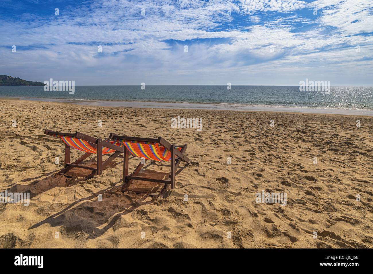 Concepto de vacaciones de viaje de verano en la playa con silla de arena blanca, cielo azul playa y agua del mar, océano Foto de stock