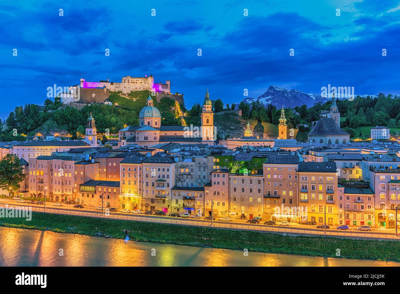 Salzburgo Austria, horizonte nocturno de la ciudad de Salzburgo y la fortaleza Hohensalzburg Foto de stock