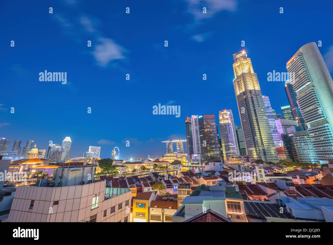 Singapur vista de gran angular del horizonte nocturno de la ciudad en Boat Quay y el distrito de negocios de Clarke Quay frente al mar Foto de stock