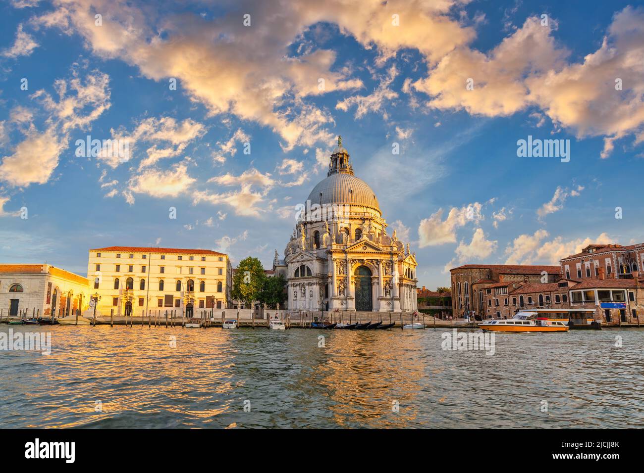 Venecia Italia, puesta del sol en el horizonte de la ciudad en el Gran Canal de Venecia y la Basílica de Santa Maria della Salute Foto de stock