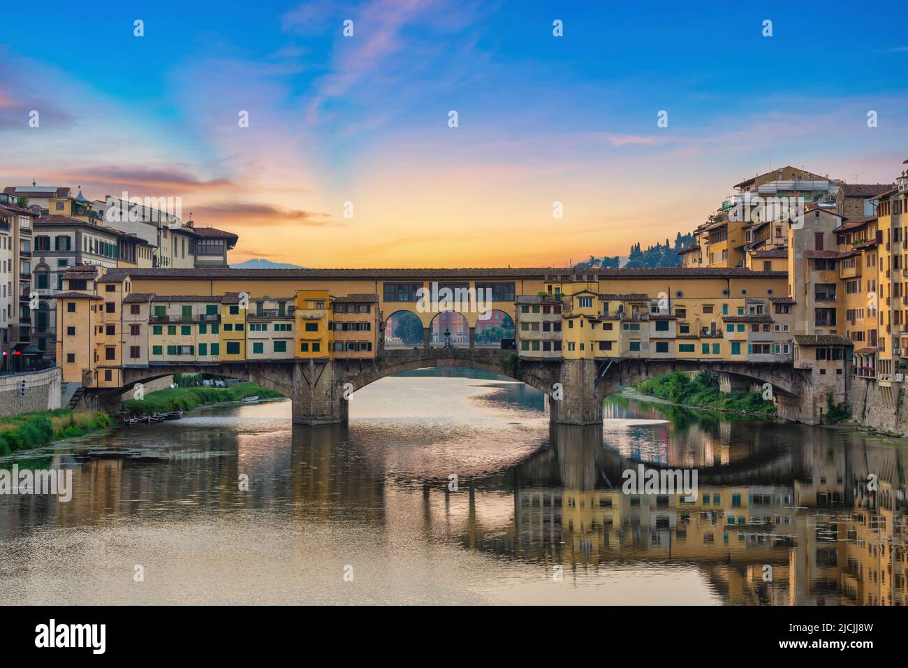 Florencia Italia, el horizonte de la ciudad del amanecer en Ponte Vecchio Bridge y el río Arno, Toscana Italia Foto de stock