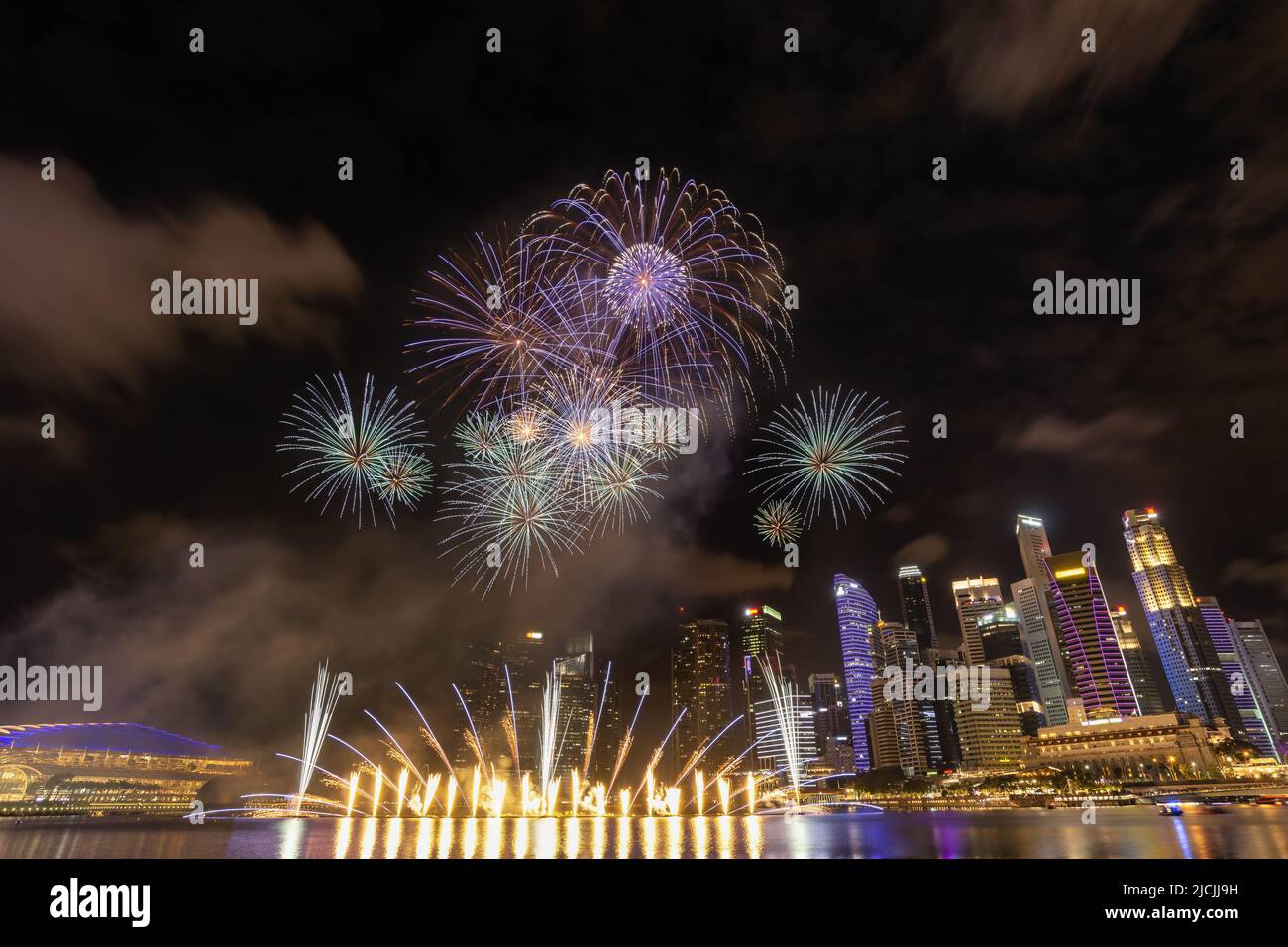 Los fuegos artificiales de Singapur muestran la celebración de la cuenta atrás en Marina Bay, Colorful New Year Firework Foto de stock