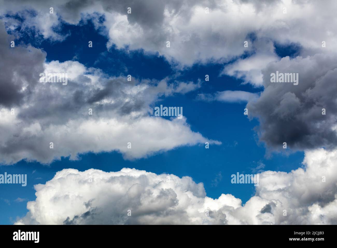 Nubes ominosas ondulantes con tormenta pendiente Foto de stock