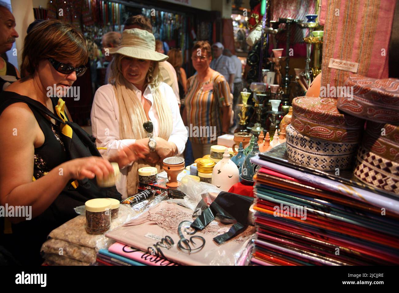 Dos mujeres turistas en el bazar Muttrah, Sultanato de Omán Foto de stock
