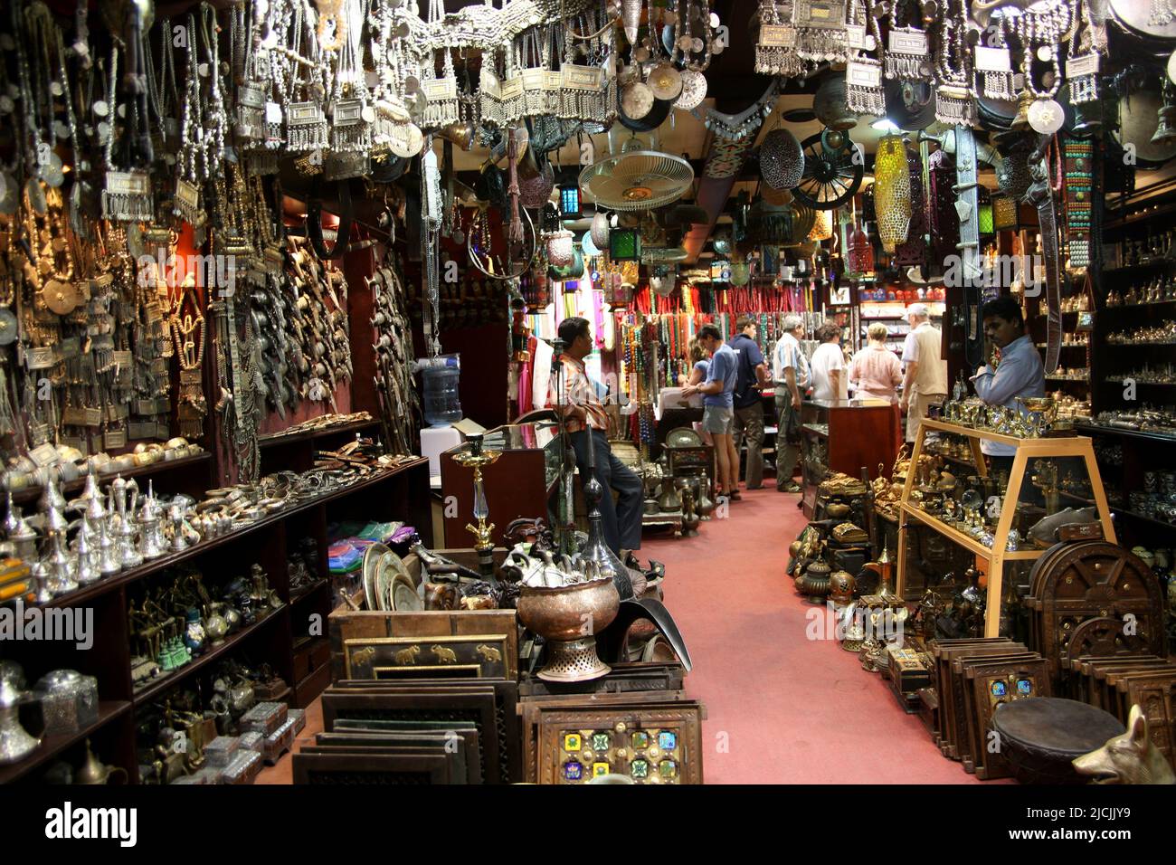 Tienda de antigüedades y artesanía para turistas en Muttrah, souq, Sultanato de Omán Foto de stock