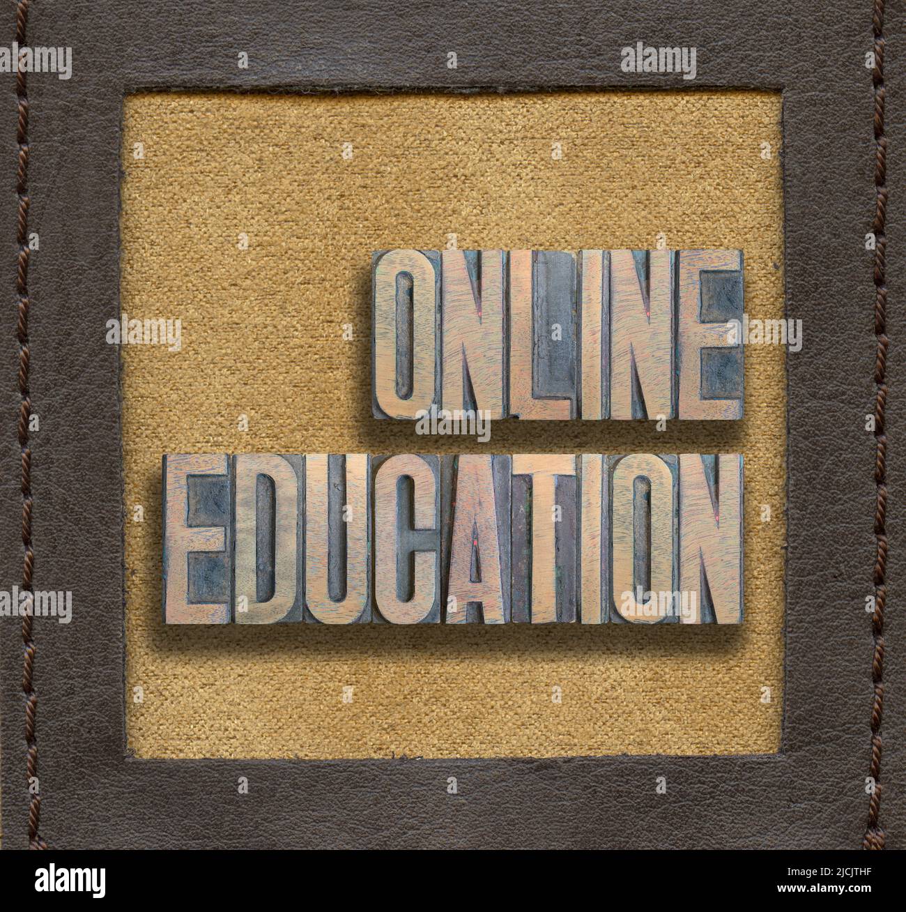 la educación en línea hecha de la tipografía de madera de la vendimia dentro del marco de cuero cosido Foto de stock