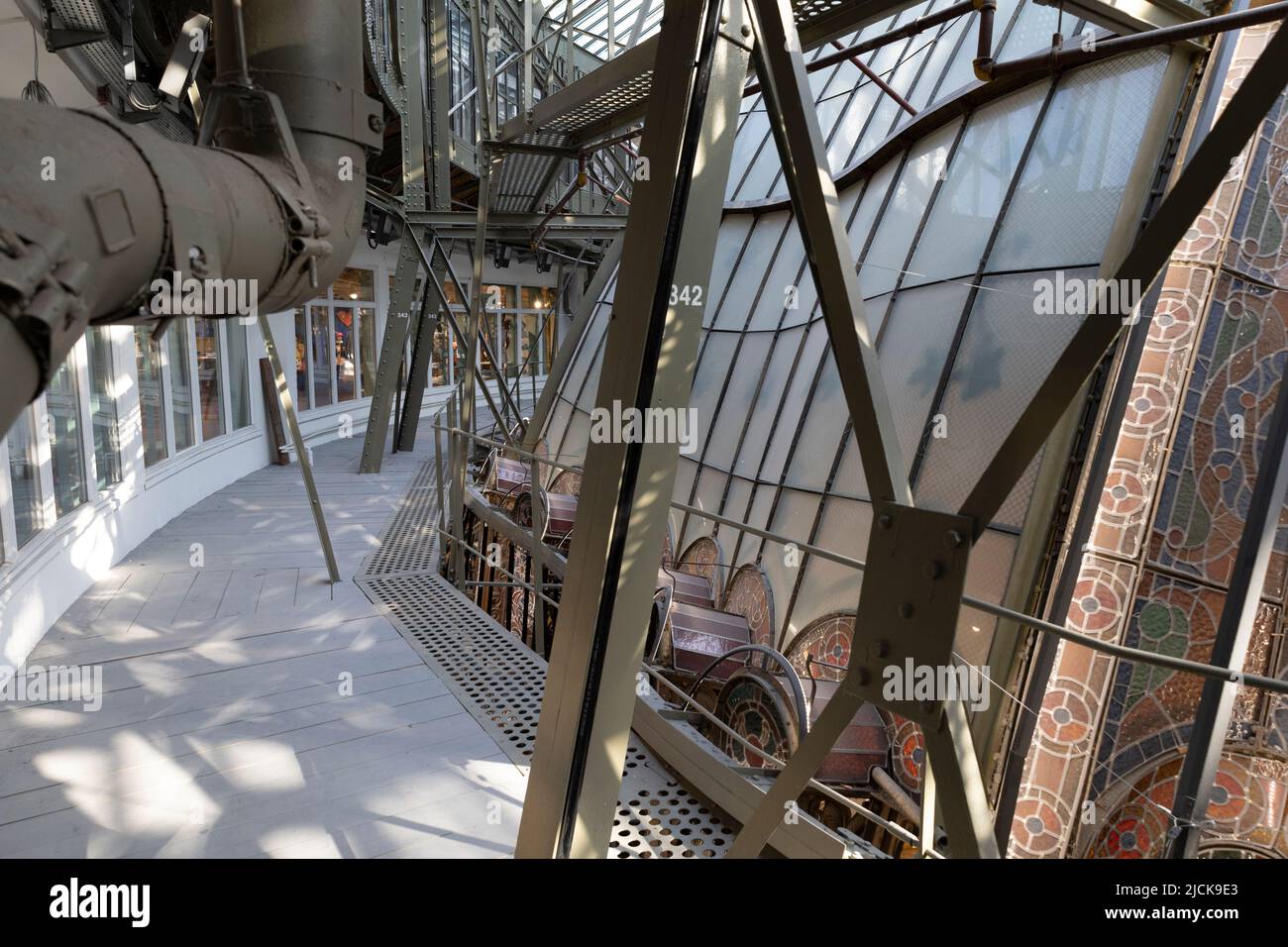 Fuera de la famosa cúpula de cristal de los grandes almacenes insignia de Galeries Lafayette en París, Francia Foto de stock