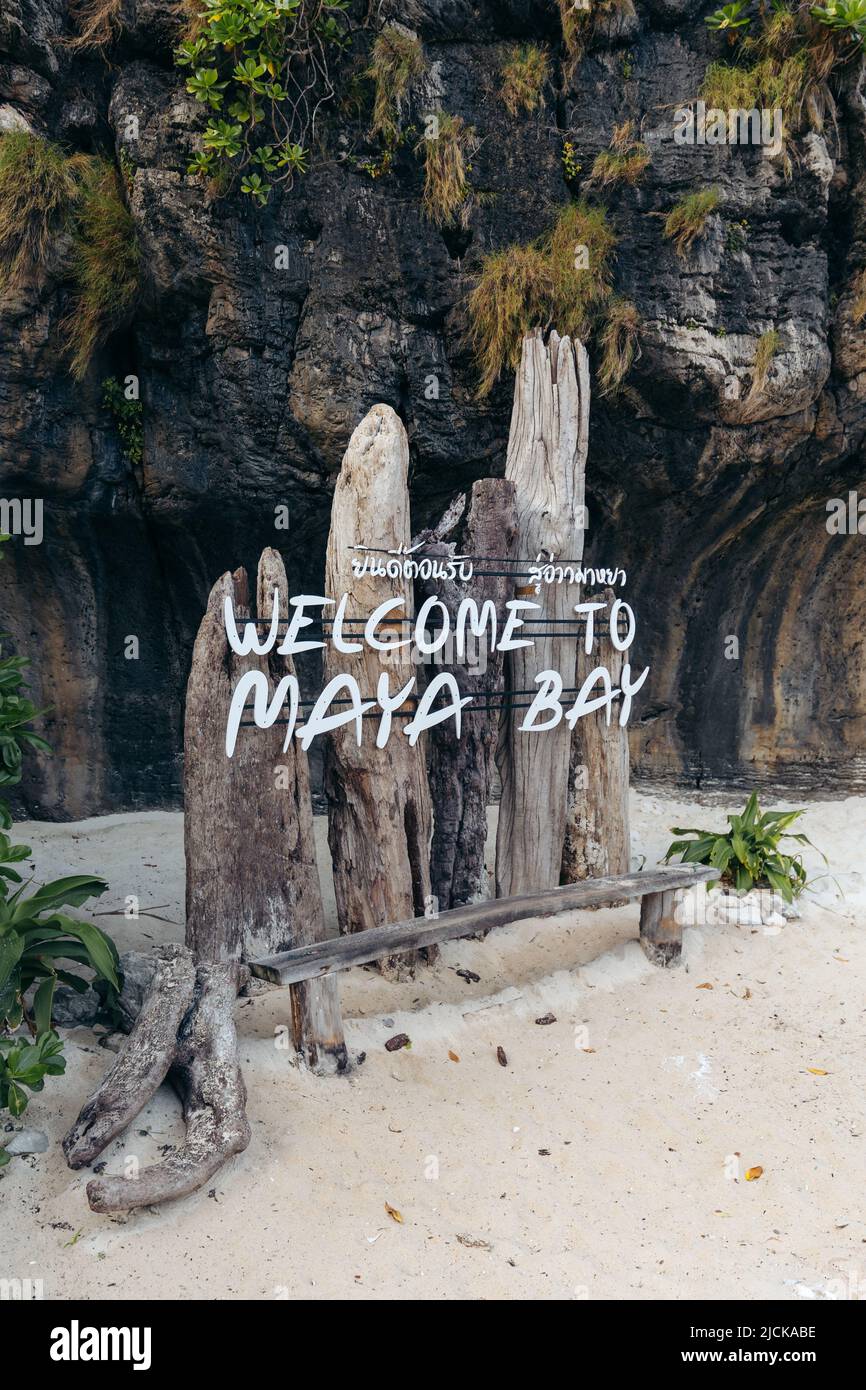 Bienvenido Maya Bay signo en Koh Phi Phi Islas, Tailandia Foto de stock