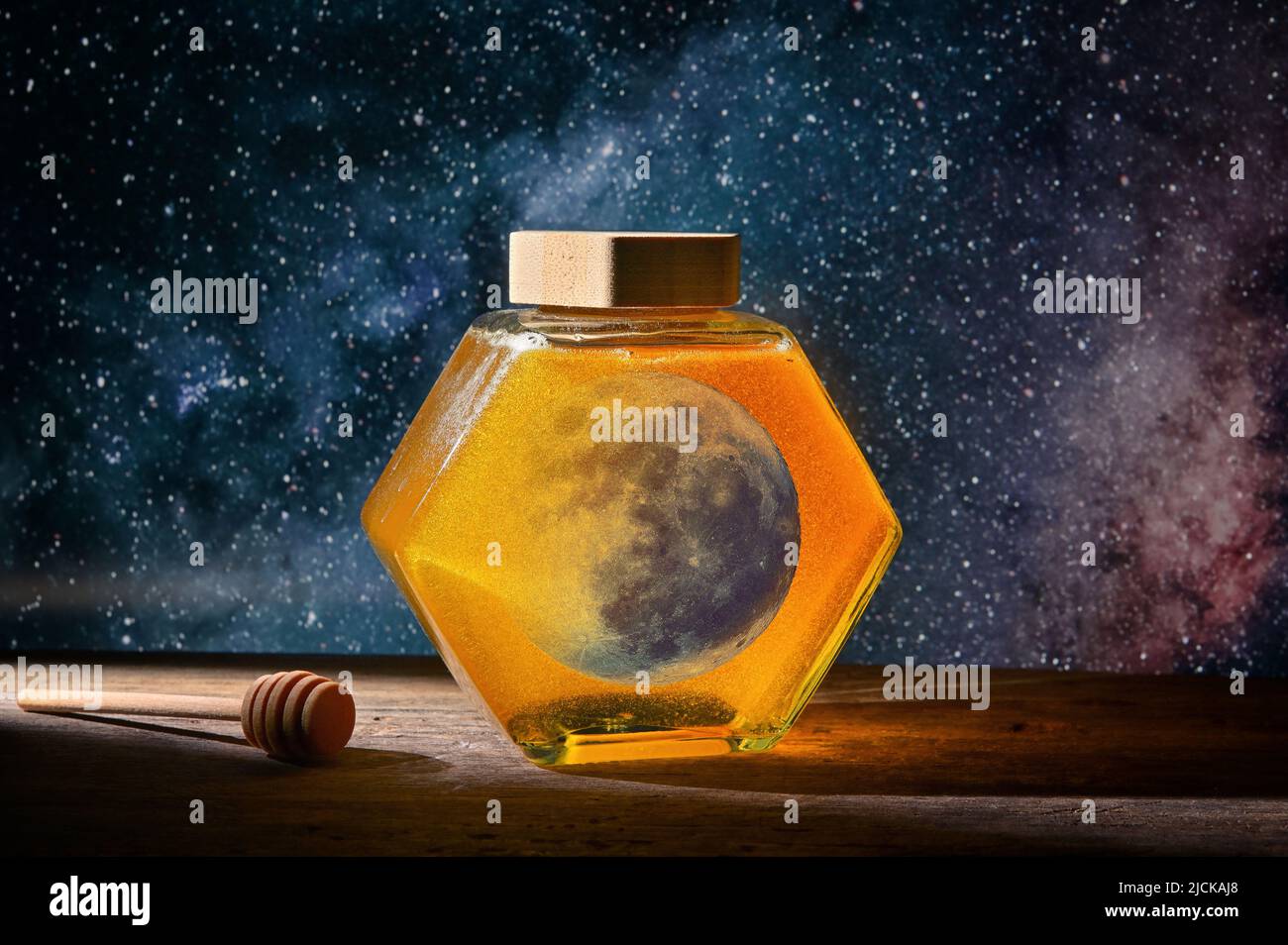 Resumen Luna de Miel. Luna en un jarro con miel en mesa de madera Foto de stock