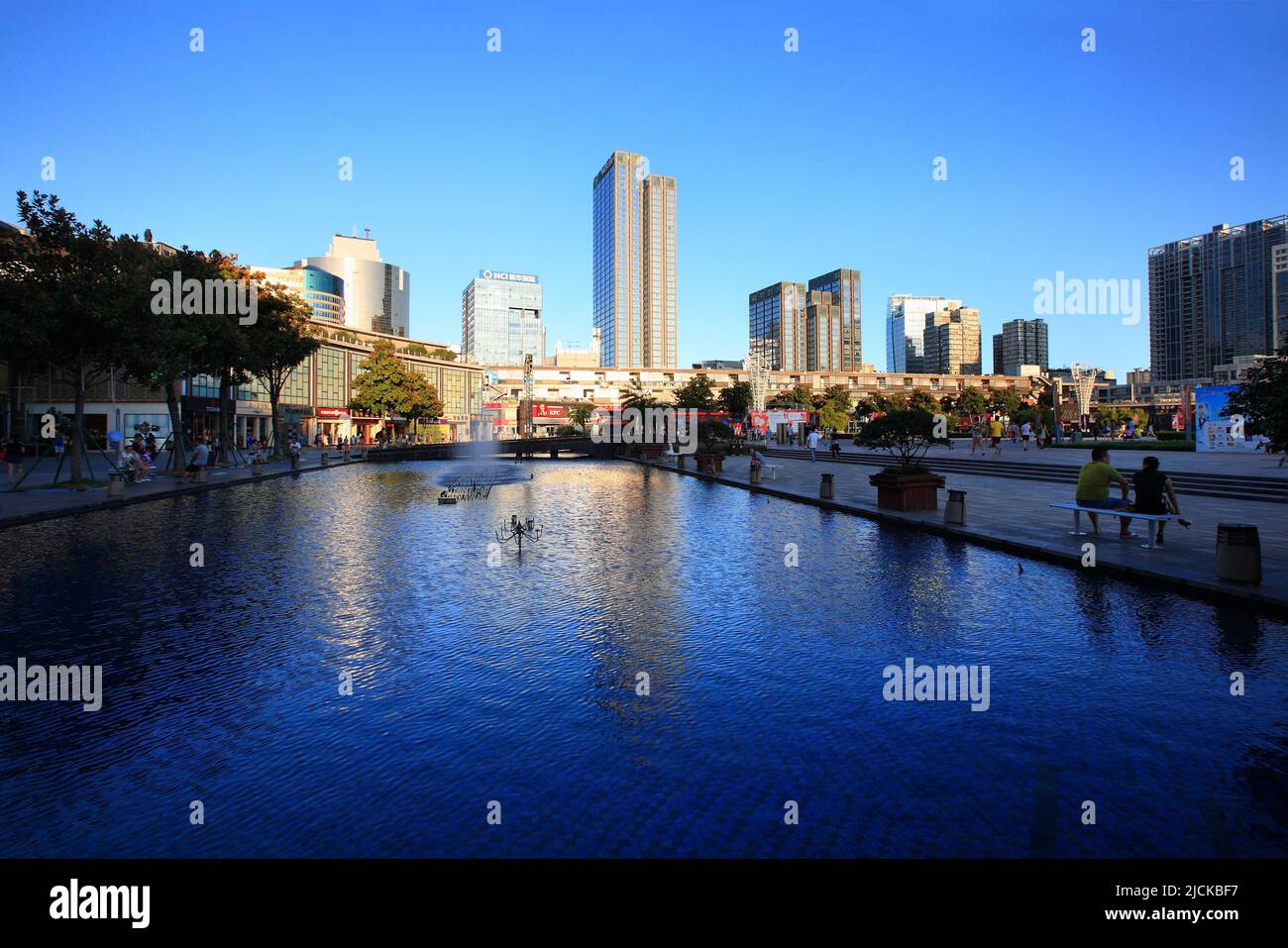 Los edificios altos de la plaza TianYi y el lago y el cielo azul ...