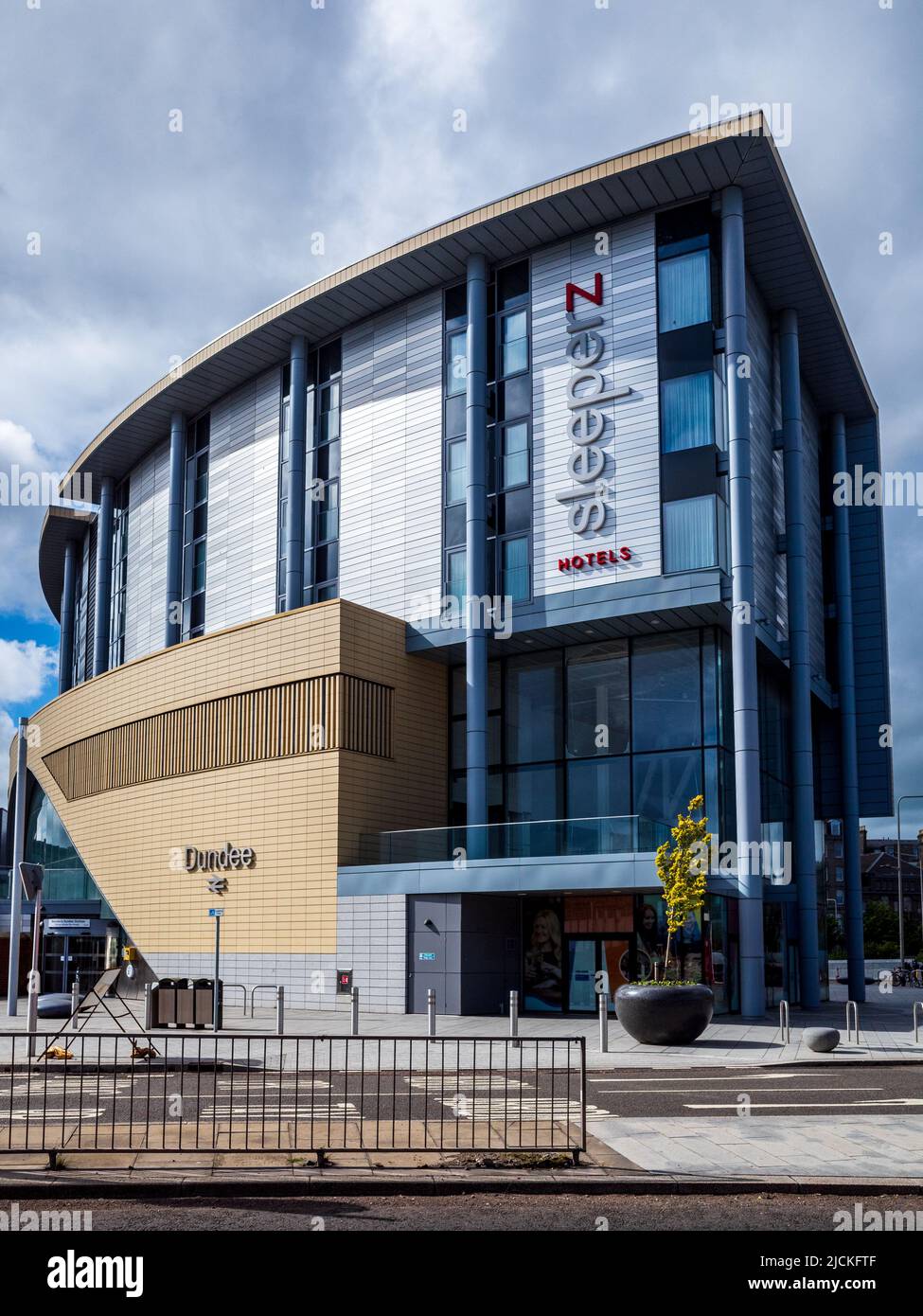 Estación de tren de Dundee y 120 camas Sleeperz Hotel - redesarrollado como parte del proyecto de Dundee Waterfront, 2018. Arquitecto Nicoll Russell Studios Foto de stock