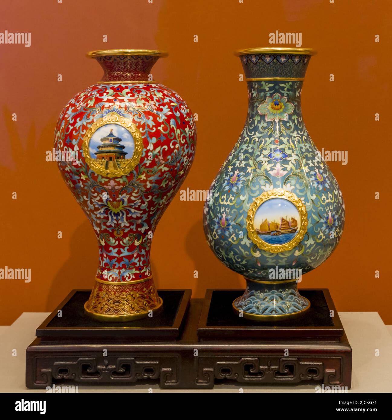 Beijing central regalos cloisonne centro de gestión de reliquias culturales  - 2018 - y simbiosis - la botella - regalos extranjeros Fotografía de stock  - Alamy