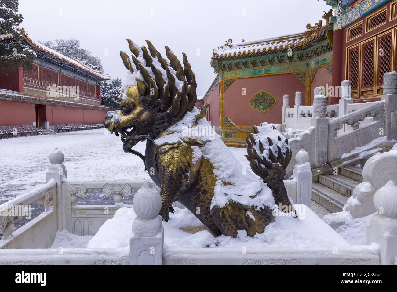 Nieve en el Museo del Palacio de Beijing CiNing dragón de cobre fuera de la puerta Foto de stock