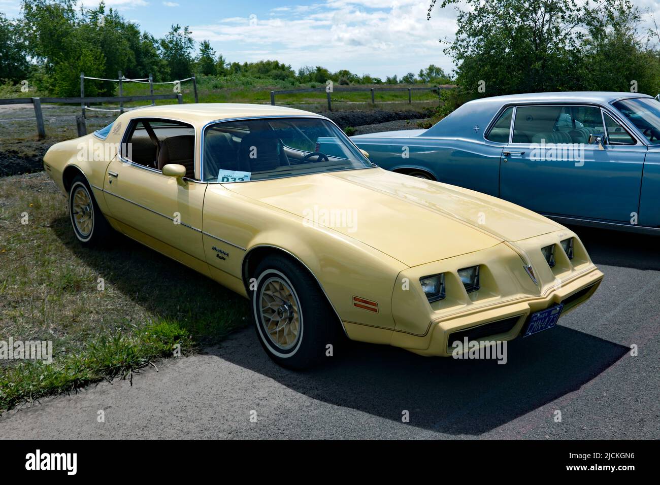 Vista frontal de tres cuartos de A Second Generation, Yellow, Pontiac Firebird, en exhibición en el Deal Classic Car Show 2022 Foto de stock