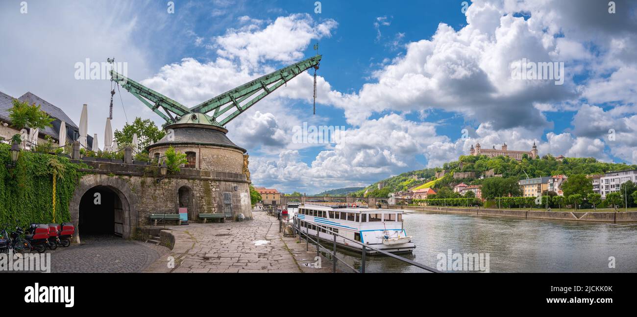 Paisaje urbano panorámico con una antigua grúa en el río Main - Wurzburg, Alemania Foto de stock