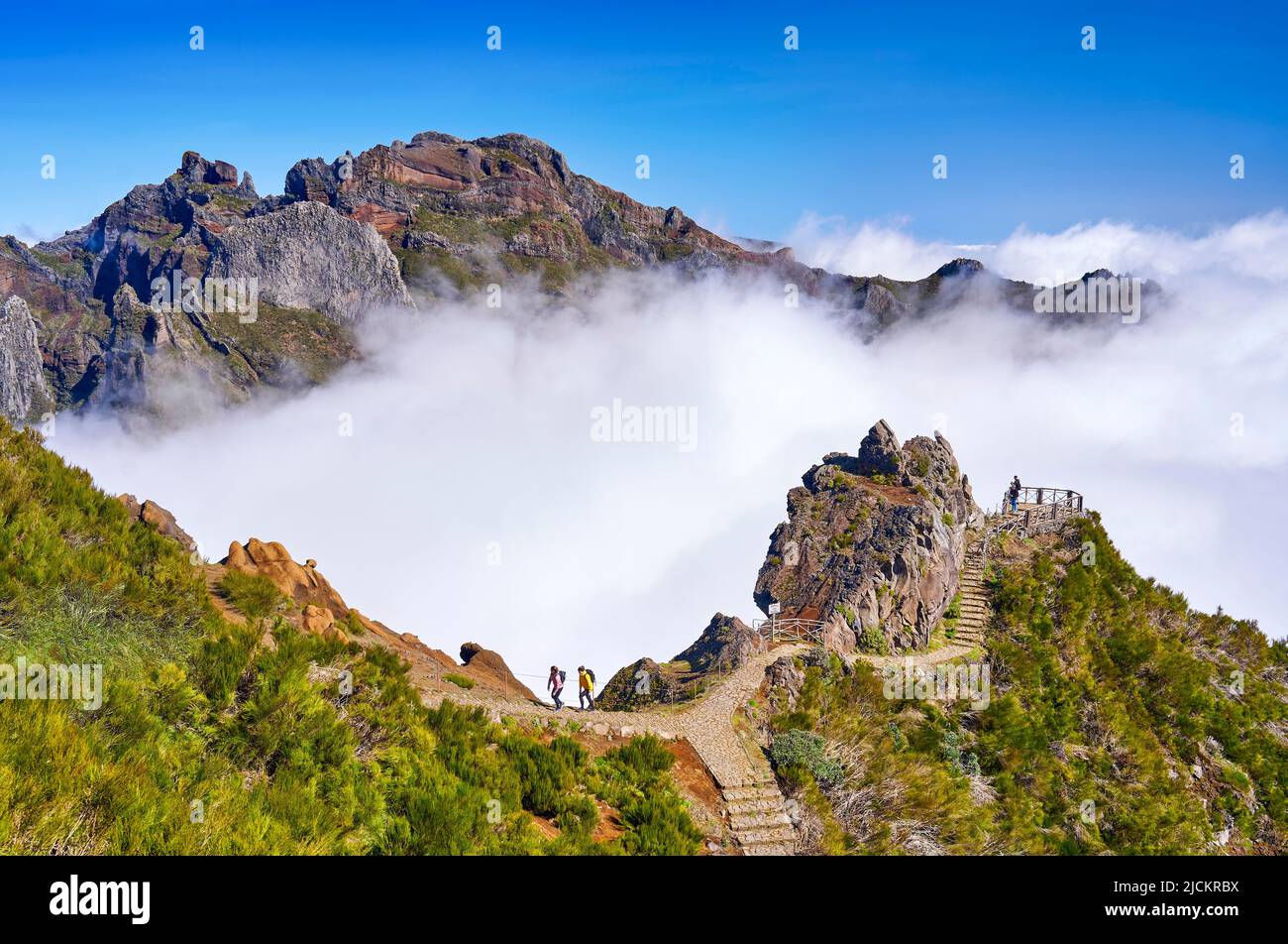 Mirador Ninho da Manta en la ruta de senderismo desde Pico do Arieiro hasta Pico Ruivo, Madeira, Portugal Foto de stock