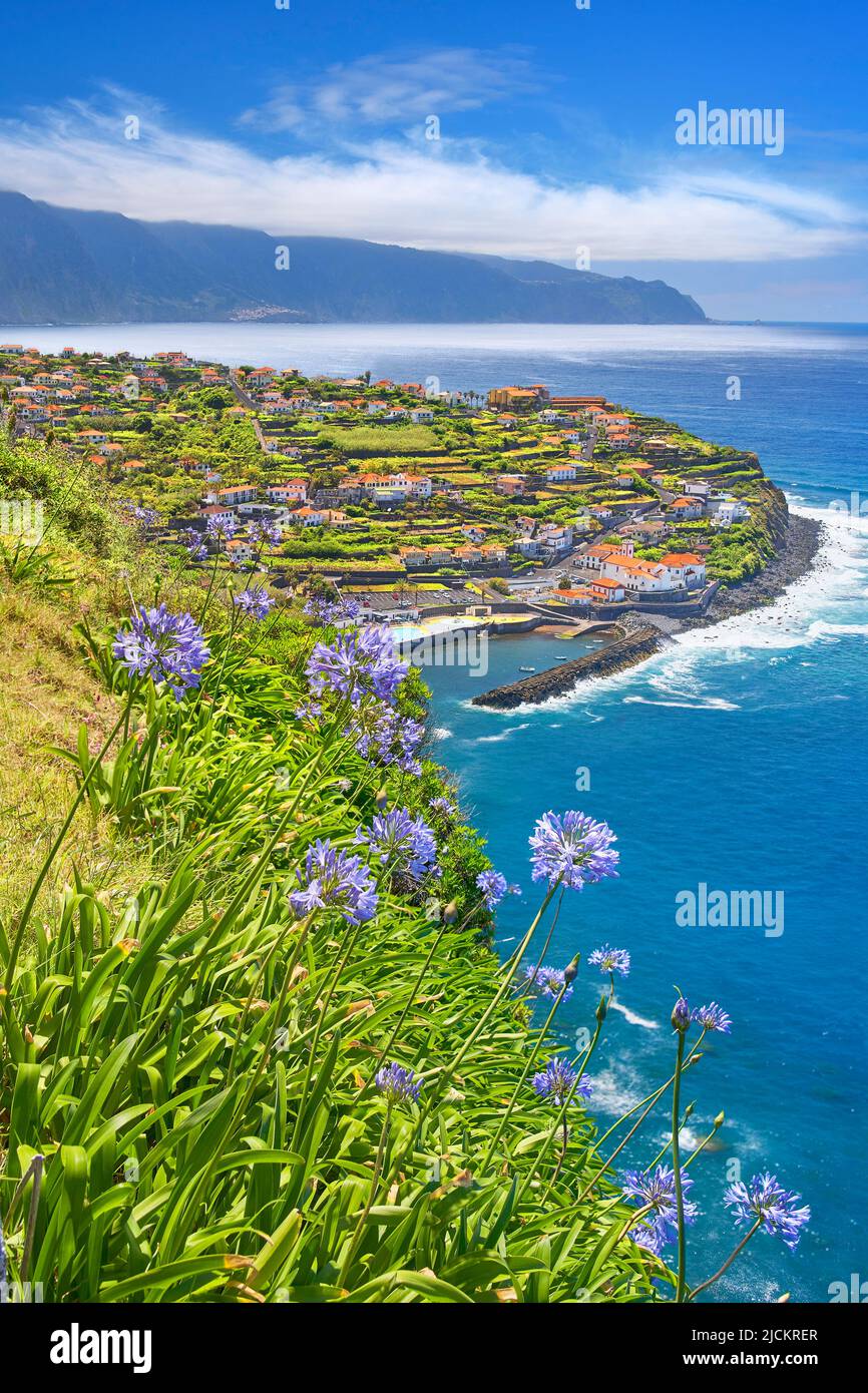 Vista aérea de Ponta Delgada, Costa Norte de Madeira, Isla de Madeira, Portugal Foto de stock
