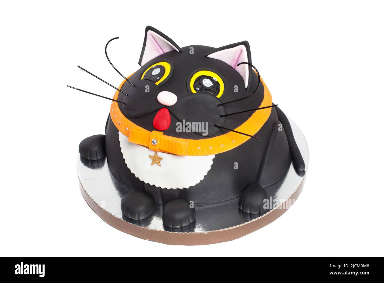 Fantástico pastel de gato negro animal para la fiesta de Halloween o niños  cumpleaños aislado Fotografía de stock - Alamy