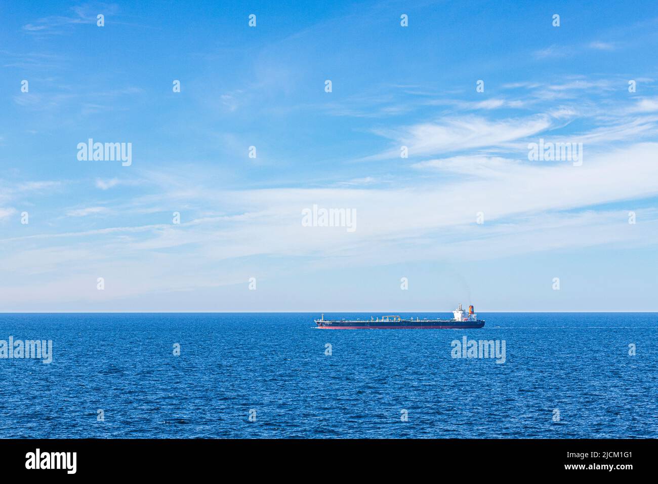La Bandera Olímpica del petrolero crudo en un mar tranquilo bajo un cielo azul en el Skagerrak frente a Dinamarca Foto de stock
