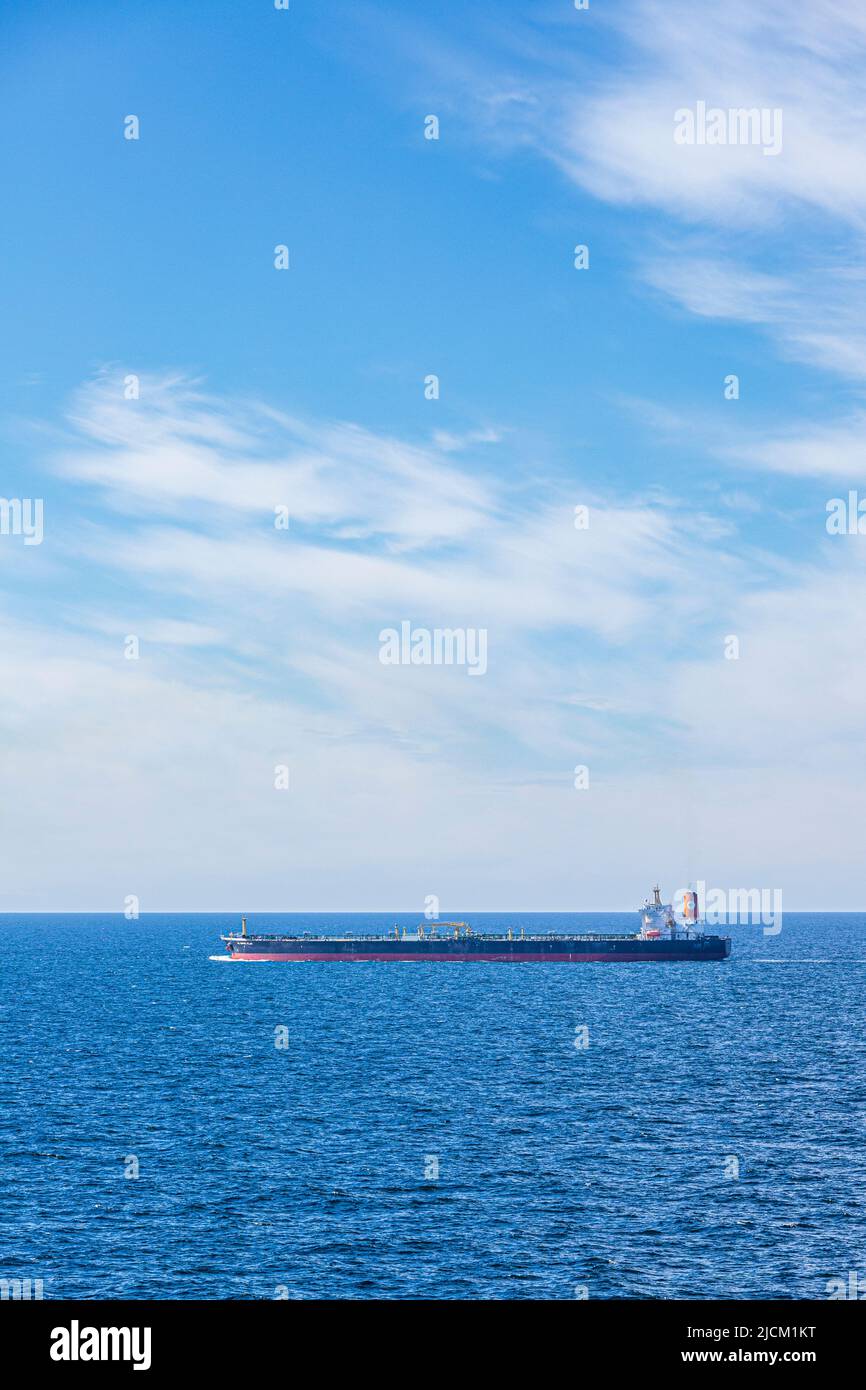 La Bandera Olímpica del petrolero crudo en un mar tranquilo bajo un cielo azul en el Skagerrak frente a Dinamarca Foto de stock