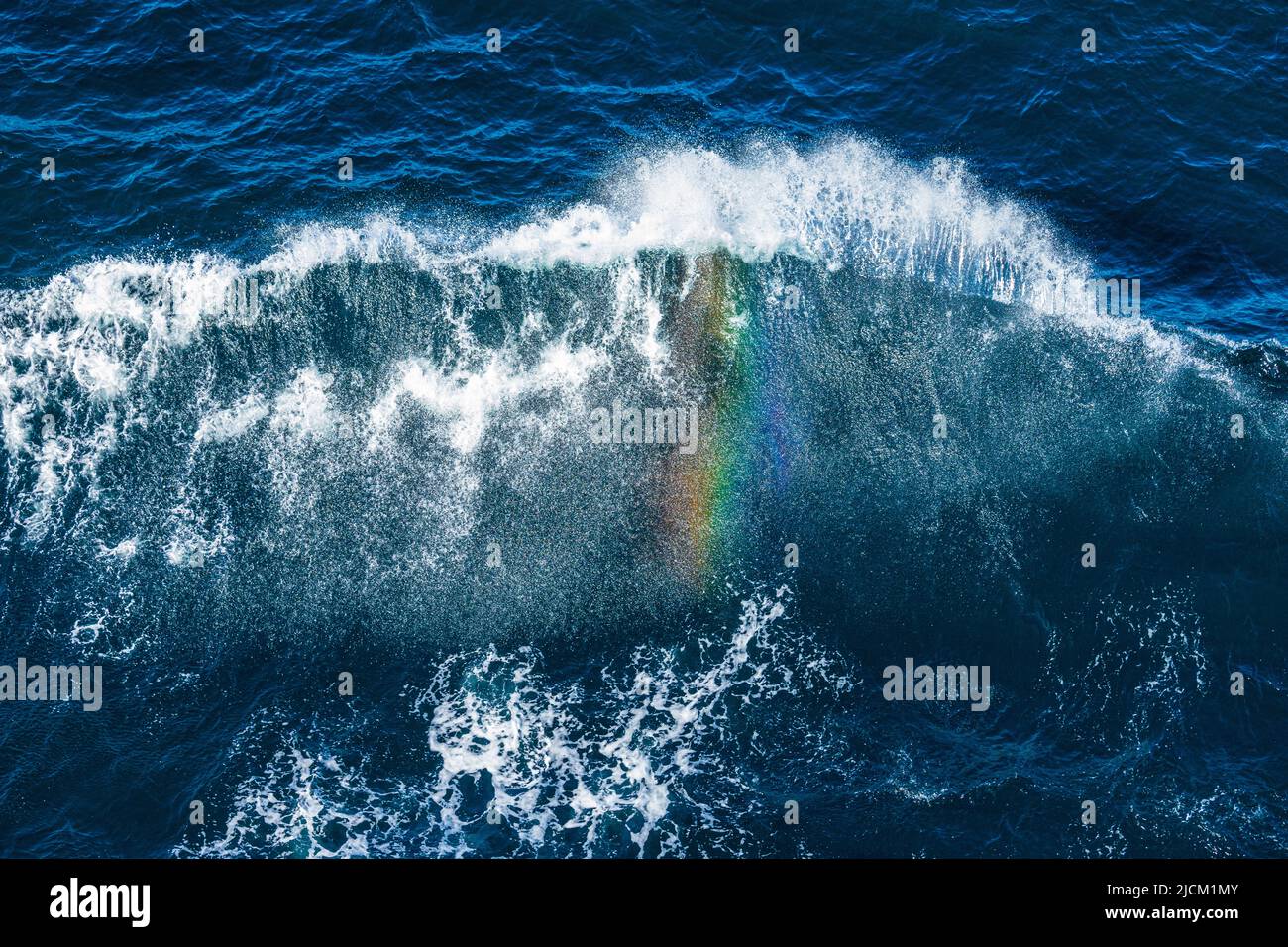 Un arco iris visto en el rocío de la ola de proa de un crucero en el Skagerrak frente a Dinamarca Foto de stock