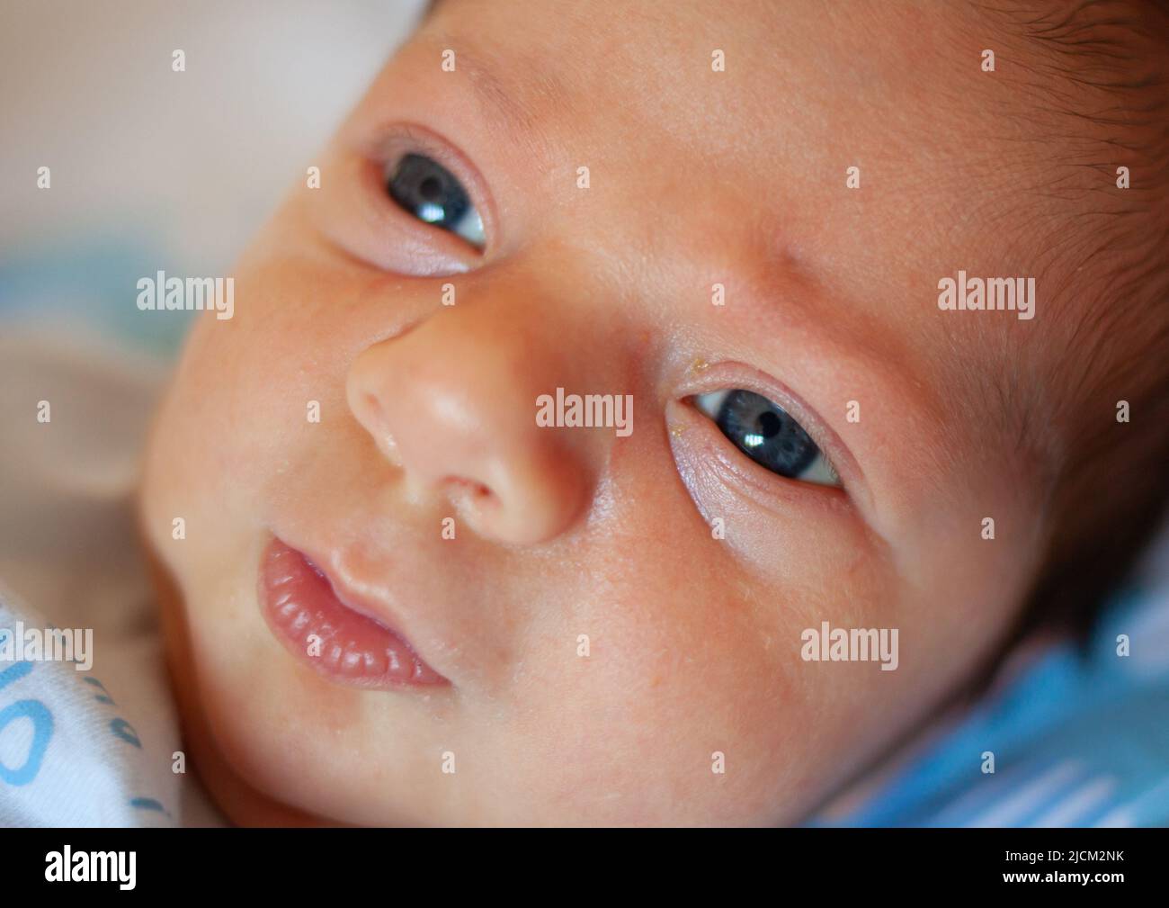 Detalle del ojo de un recién nacido de unos pocos días. Concepto médico sobre la vista de los bebés pediátricos. Foto de stock