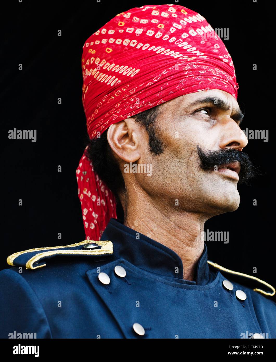Retrato del hombre en Turban, Ananda en el Himalaya, la finca del palacio, Narendra Nagar, Tehri Garhwal, Uttarakhand, India. Foto de stock